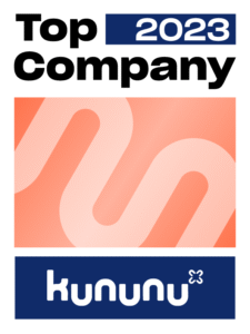 Auszeichnung "Top Company 2023" von kununu, orangefarbenes Design mit geschwungenem Muster und klarer Schrift.