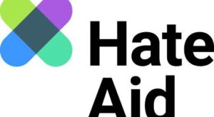 Logo von HateAid mit einer farbigen, &uuml;berlappenden Form und dem Schriftzug "Hate Aid" in klarer Schrift.
