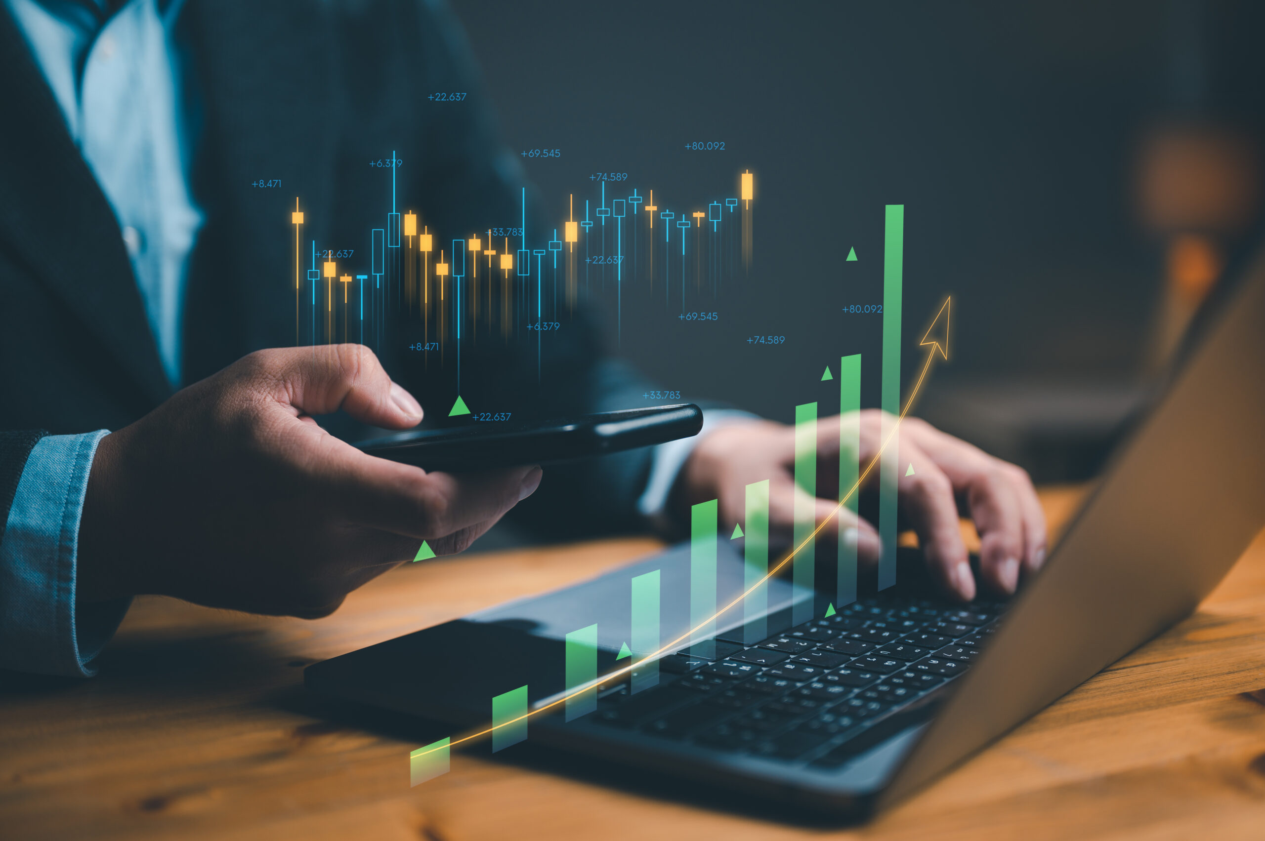 Ein Gesch&auml;ftsmann analysiert Finanzdaten auf einem Laptop und Smartphone, umgeben von digitalen Diagrammen.